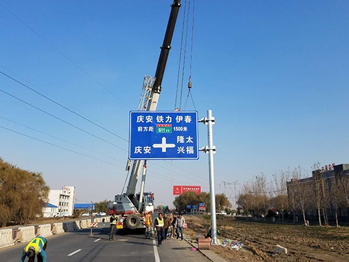 襄阳襄阳道路护栏网网片该如何进行正确的选购呢？